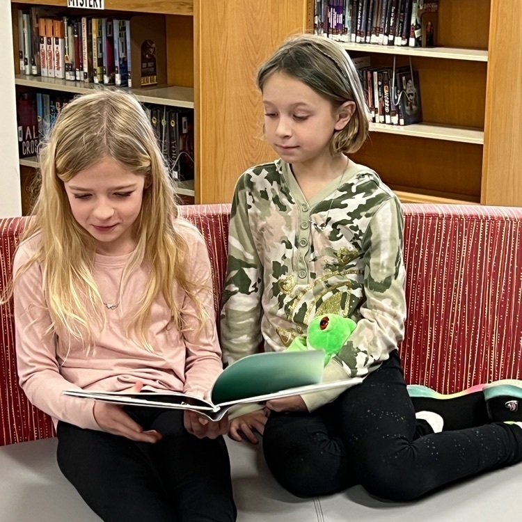 IS students reading together